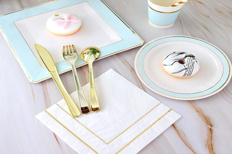 Juego de platos y cubiertos de papel desechables