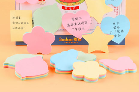 Notas de post-it de color de oficina y artículos de papelería creativa