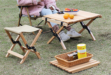 Mesa y banco de camping de madera al aire libre