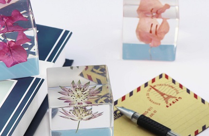 Cubo transparente acrílico cristal muestra lupa pisapapeles